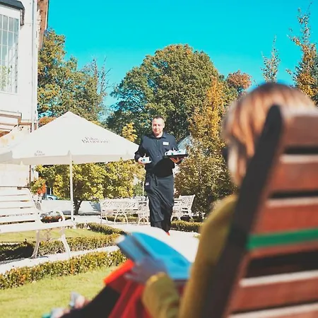 Palac Brunow - Wellness & Lägenhetshotell Lwowek Slaski