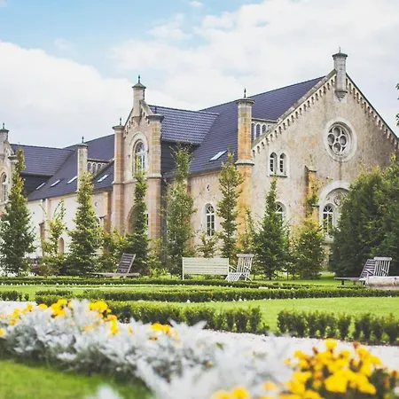 Schloss Braunau Aparthotel Löwenberg in Schlesien