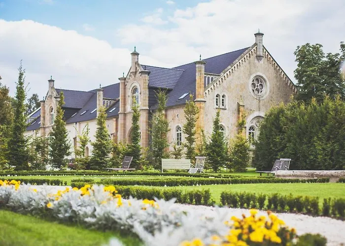 Palac Brunow - Wellness & Lägenhetshotell Lwowek Slaski